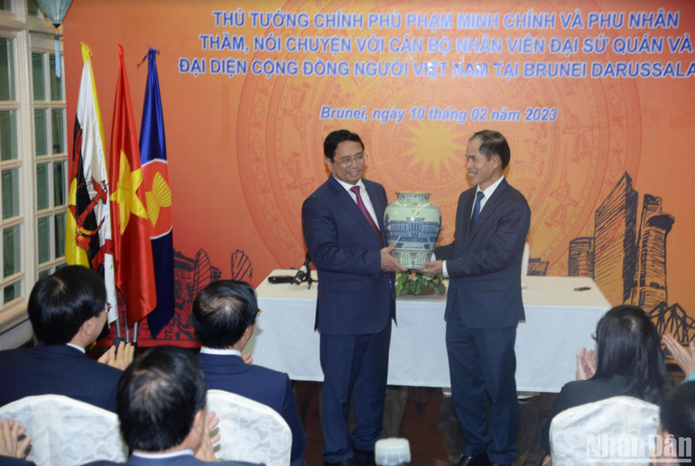 Thủ tướng Phạm Minh Chính tặng quà lưu niệm cho Đại sứ quán Việt Nam tại Brunei Darussalam.