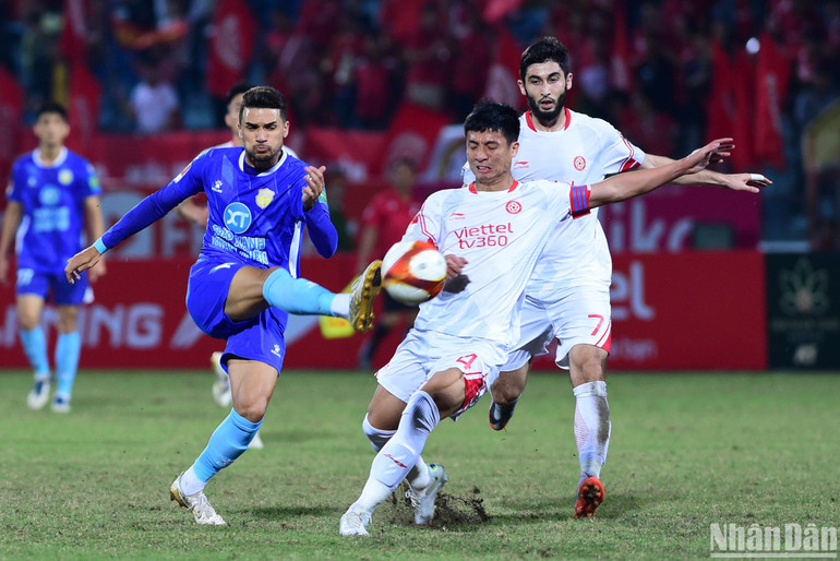 Nhiều tình huống ăn miếng trả miếng được tạo ra trong hiệp 1.