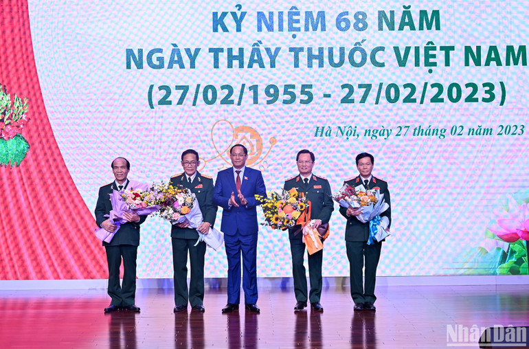 Phó Chủ tịch Quốc hội Trần Quang Phương tặng hoa chúc mừng các Thầy thuốc Nhân dân của bệnh viện. (Ảnh: Duy Linh)