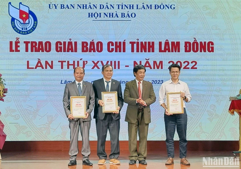 Chủ tịch Hội Nhà báo Việt Nam tỉnh Lâm Đồng Lê Văn Tòa trao giải nhì cho các tác giả.
