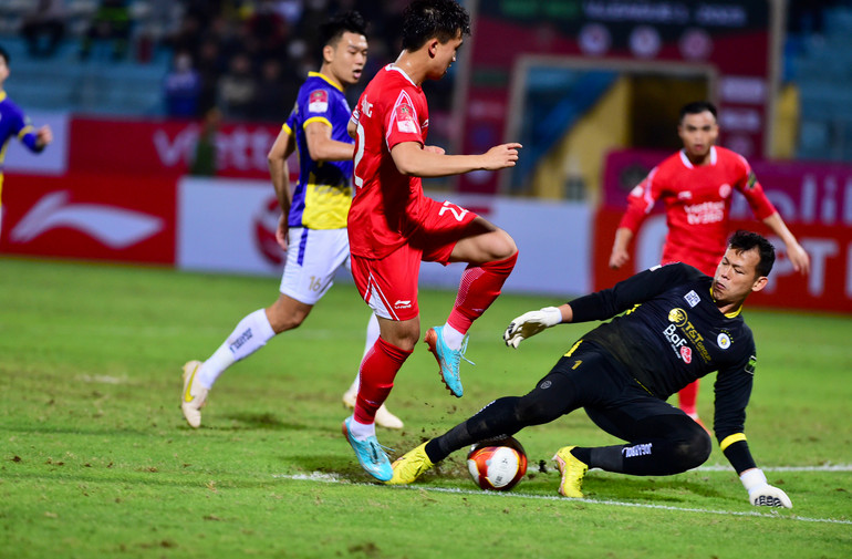 Thủ môn Tấn Trường tiếp tục được tin cậy.