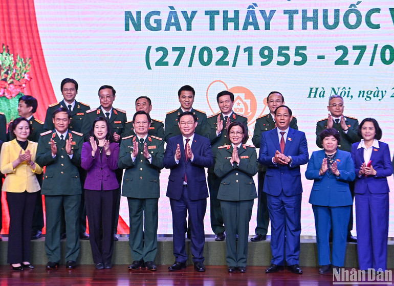 Chủ tịch Quốc hội Vương Đình Huệ cùng các đại biểu với đội ngũ thầy thuốc Bệnh viện Trung ương Quân đội 108. (Ảnh: Duy Linh)