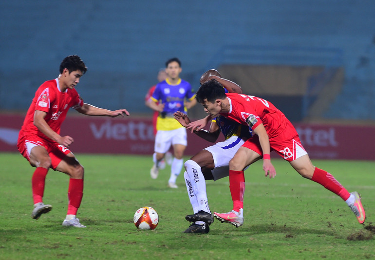 Hàng phòng ngự Viettel giữ vững sự tập trung trong hiệp 2.