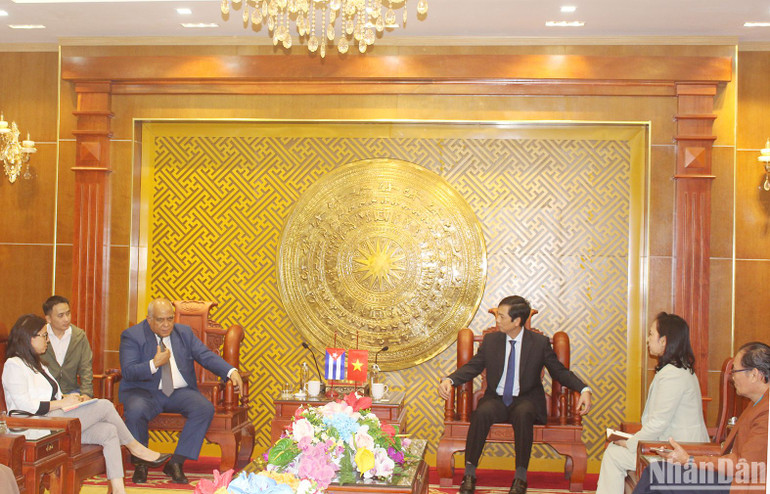 Phó Chủ tịch Ủy ban nhân dân tỉnh Quảng Trị Hoàng Nam tiếp Đại sứ Cuba tại Việt Nam.