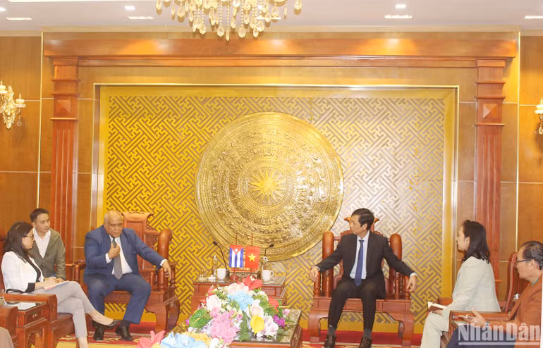 Phó Chủ tịch Ủy ban nhân dân tỉnh Quảng Trị Hoàng Nam tiếp Đại sứ Cuba tại Việt Nam.