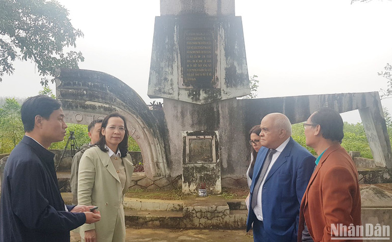 Đại sứ Cuba và lãnh đạo các sở thăm di tích lịch sử Cao điểm 241 tại Cam Lộ.