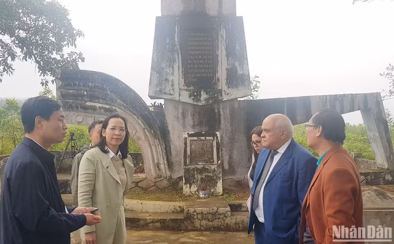 Đại sứ Cuba và lãnh đạo các sở thăm di tích lịch sử Cao điểm 241 tại Cam Lộ.