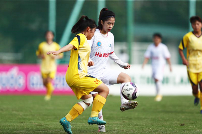 Thành viên đội tuyển quốc gia Thanh Nhã thi đấu năng nổ. Thành viên đội tuyển quốc gia Thanh Nhã thi đấu năng nổ.