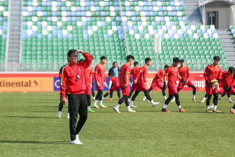 Huấn luyện viên Hoàng Anh Tuấn theo sát các học trò trong buổi tập.