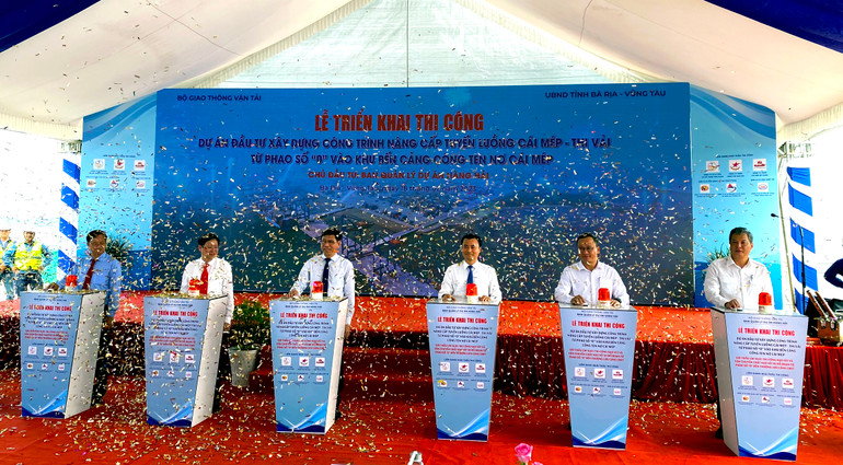 Các đại biểu phát lệnh triển khai thi công Dự án đầu tư xây dựng công trình nâng cấp tuyến luồng Cái Mép-Thị Vải. Các đại biểu phát lệnh triển khai thi công Dự án đầu tư xây dựng công trình nâng cấp tuyến luồng Cái Mép-Thị Vải.