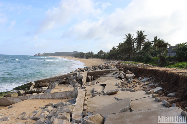 Kè chống sạt lở bờ biển tổ dân phố Thạnh Đức 1, phường Phổ Thạnh, thị xã Đức Phổ bị sóng dữ đánh sập hoàn toàn khoảng 30m. Kè chống sạt lở bờ biển tổ dân phố Thạnh Đức 1, phường Phổ Thạnh, thị xã Đức Phổ bị sóng dữ đánh sập hoàn toàn khoảng 30m.