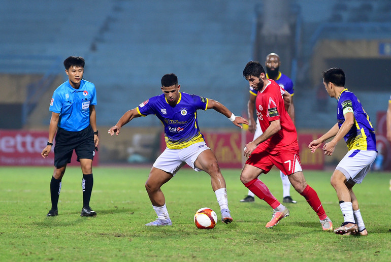 Hai đội nhập cuộc đầy hứng khởi.