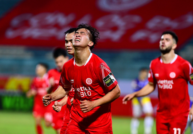 Danh Trung đánh đầu gỡ hoà cho Viettel.