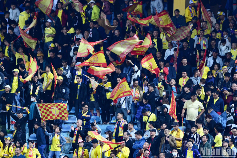 Rất đông người hâm mộ tới sân Hàng Đẫy để cổ vũ Nam Định.