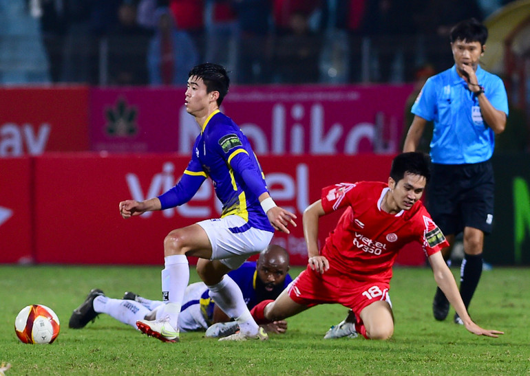 Duy Mạnh truy cản đối phương.