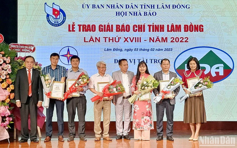 Đại diện các nhà tài trợ chúc mừng các tác giả đạt giải.