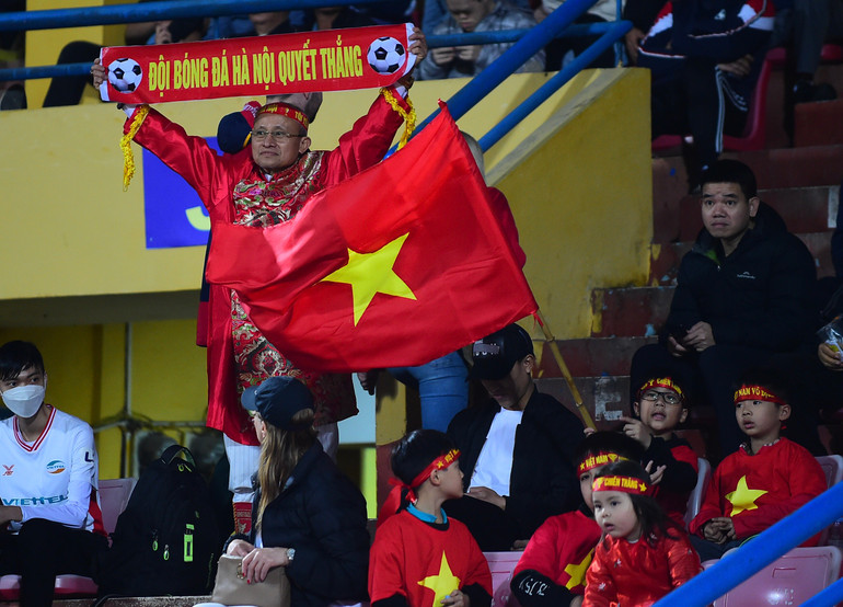 Cổ động viên Hà Nội cũng không kém cạnh.