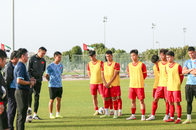 7 cầu thủ sẽ phải chia tay các đồng đội để về nước trước.