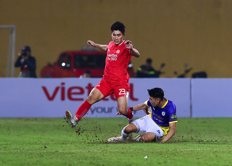 Nhâm Mạnh Dũng có một trận đấu khó khăn.