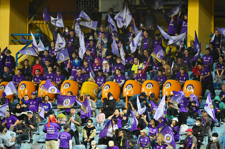 Hội cổ động viên Hà Nội tạo ra bầu không khí sôi nổi.