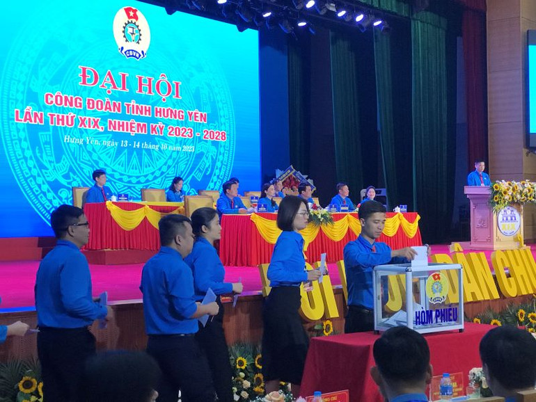 Đại biểu bỏ phiếu bầu Ban chấp hành Công đoàn tỉnh Hưng Yên nhiệm kỳ 2023-2028.