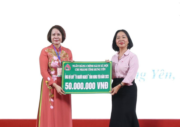 Ngân hàng Chính sách xã hội tỉnh Hưng Yên ủng hộ Quỹ "Vì người nghèo" tỉnh Hưng Yên.