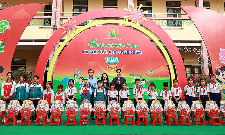 Đồng chí Lê Anh Quân (bên trái, hàng phía sau) cùng đại diện các đơn vị liên quan trao quà tặng thiếu nhi.