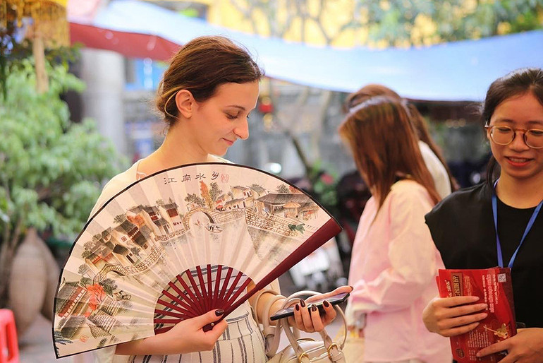 Khách nước ngoài hào hứng tham gia các hoạt động tại “Cổ nhạc kinh kỳ”. Khách nước ngoài hào hứng tham gia các hoạt động tại “Cổ nhạc kinh kỳ”.