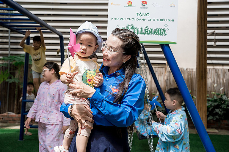 Đồng chí Nguyễn Phạm Duy Trang và các bệnh nhi tại lễ khánh thành công trình thanh niên Khu vui chơi dành cho thiếu nhi "Vui lên nha". Đồng chí Nguyễn Phạm Duy Trang và các bệnh nhi tại lễ khánh thành công trình thanh niên Khu vui chơi dành cho thiếu nhi "Vui lên nha".