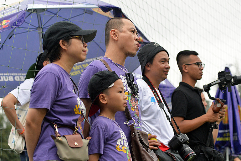 Đông đảo người dân đến cổ vũ cho các đội bóng.