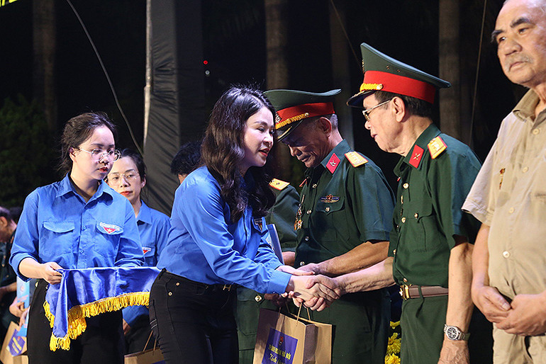 Bí thư Thành đoàn Chu Hồng Minh trao quà tặng các thương bệnh binh, người có công. Bí thư Thành đoàn Chu Hồng Minh trao quà tặng các thương bệnh binh, người có công.