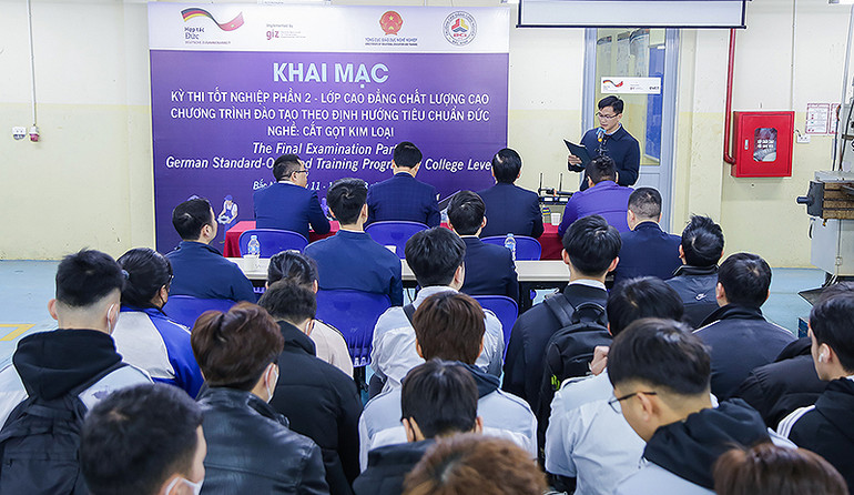 Kỳ thi tốt nghiệp tại một doanh nghiệp trên địa bàn tỉnh Bắc Ninh với nhiều bạn trẻ tham gia.