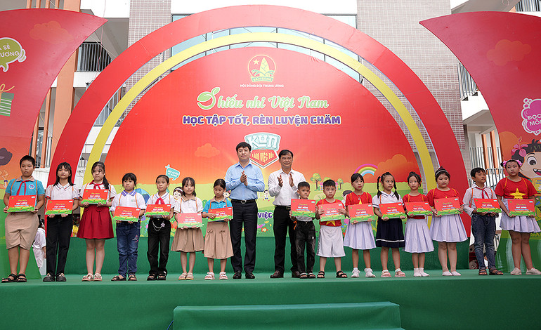 Phó Chủ tịch Thường trực Hội đồng Đội Trung ương Lê Hải Long (8 từ trái sang) cùng đại diện các đơn vị liên quan trao học bổng tặng thiếu nhi vượt khó học tốt. Phó Chủ tịch Thường trực Hội đồng Đội Trung ương Lê Hải Long (8 từ trái sang) cùng đại diện các đơn vị liên quan trao học bổng tặng thiếu nhi vượt khó học tốt.