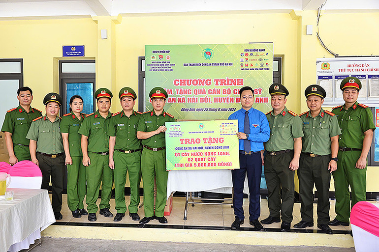 Các đồng chí đại diện Ban tổ chức đến thăm, trao quà tặng cán bộ, chiến sĩ công an xã Hải Bối (huyện Đông Anh, Hà Nội).