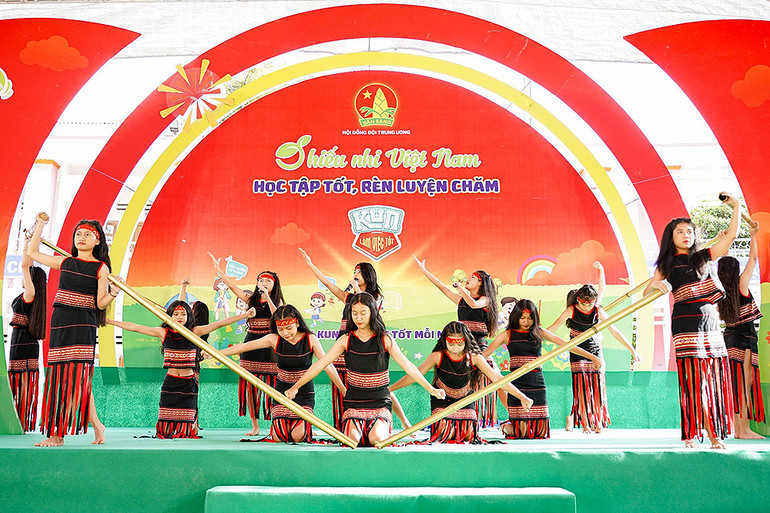 Tiết mục văn nghệ mang đậm bản sắc văn hóa các dân tộc tại Ngày hội.