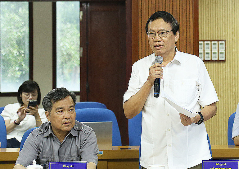 Đồng chí Vũ Trọng Kim cho ý kiến về chức năng, nhiệm vụ của Hội trong dự thảo Báo cáo.