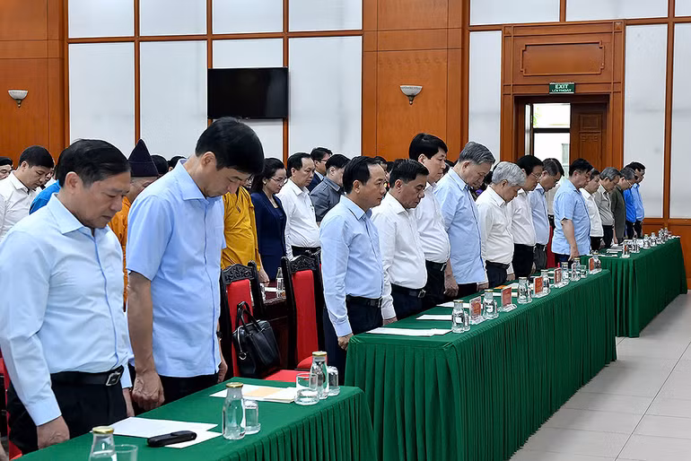 Các đại biểu tưởng niệm cán bộ, chiến sĩ hy sinh khi làm nhiệm vụ cứu hộ, cứu nạn và nhân dân thiệt mạng do ảnh hưởng của cơn bão số 3.