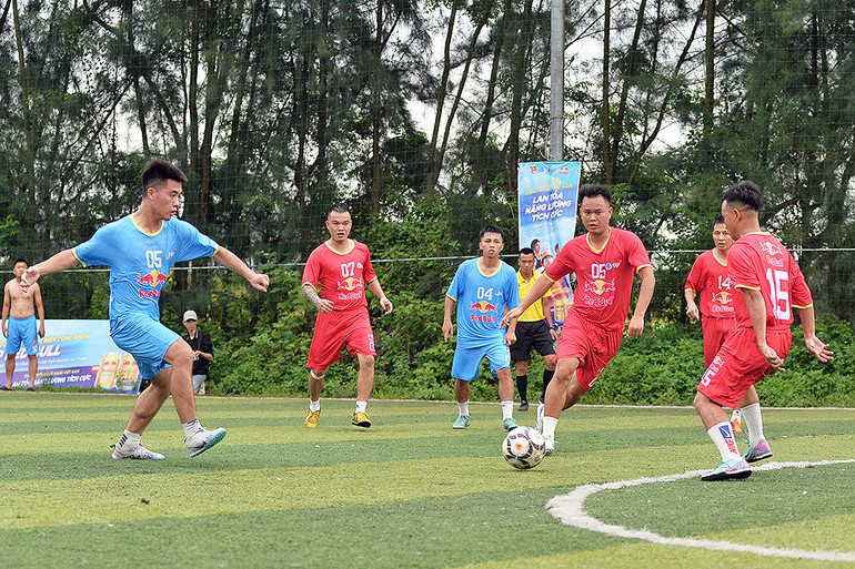 Không khí sôi động trên sân cỏ vòng chung kết Giải bóng đá nam thanh niên công nhân năm 2024.