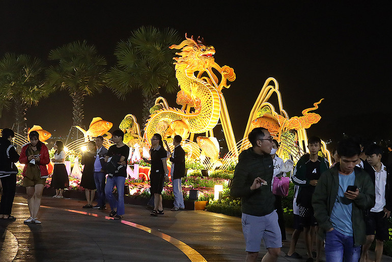 Đông đảo người dân địa phương và khách du lịch tìm đến Lễ hội. Đông đảo người dân địa phương và khách du lịch tìm đến Lễ hội.