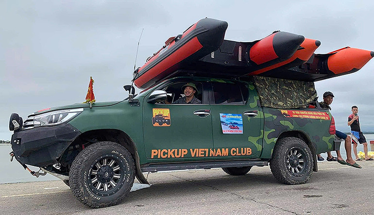 Một chiếc xe bán tải chở theo xuồng hơi chuẩn bị tham gia cứu hộ, cứu nạn tại vùng lũ.