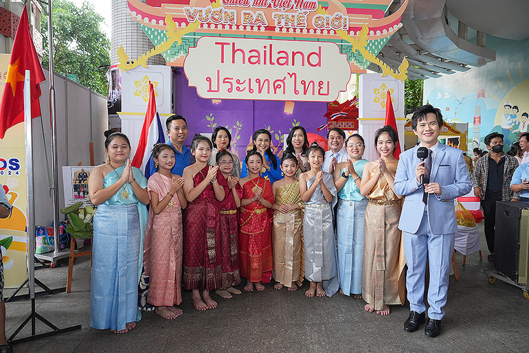 Các thí sinh thể hiện nền văn hóa đặc sắc của Thái Lan.