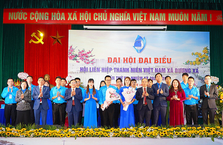 Chị Lê Thị Thùy Dương (thứ 6 từ phải sang, hàng đầu) được Đại hội tín nhiệm, hiệp thương cử tiếp tục giữ chức vụ Chủ tịch Hội Liên hiệp Thanh niên xã Dương Xá khóa 8, nhiệm kỳ 2024-2029.