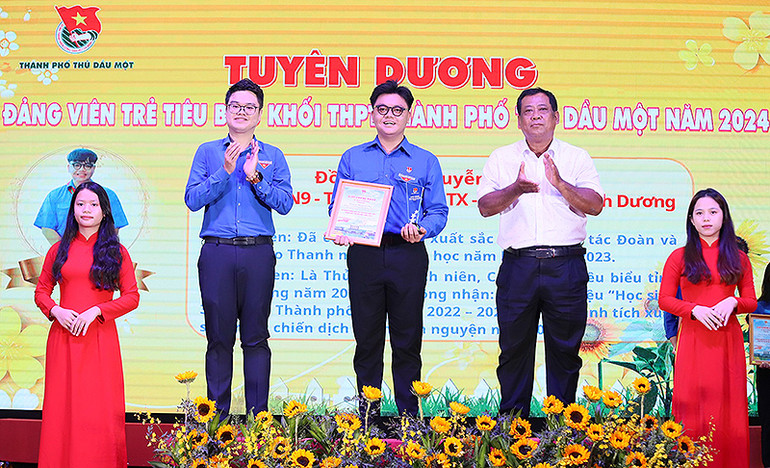 Nguyễn Gia Huy (đứng giữa) được tuyên dương là "Đảng viên trẻ tiêu biểu" Khối trung học phổ thông thành phố Thủ Dầu Một năm 2024. Nguyễn Gia Huy (đứng giữa) được tuyên dương là "Đảng viên trẻ tiêu biểu" Khối trung học phổ thông thành phố Thủ Dầu Một năm 2024.
