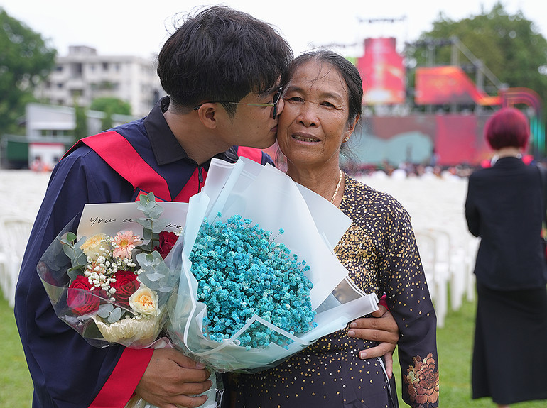 Một nụ hôn thay cho hàng nghìn lời muốn nói.