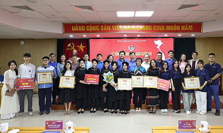 Đại diện Ban tổ chức, các bộ, ngành, đơn vị cùng thí sinh, nhóm thí sinh giành giải của cuộc thi. Đại diện Ban tổ chức, các bộ, ngành, đơn vị cùng thí sinh, nhóm thí sinh giành giải của cuộc thi.