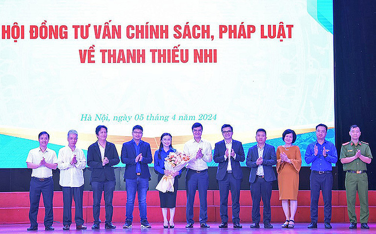 Đồng chí Bùi Quang Huy (thứ 6 từ phải sang) trao hoa tặng các thành viên Hội đồng.