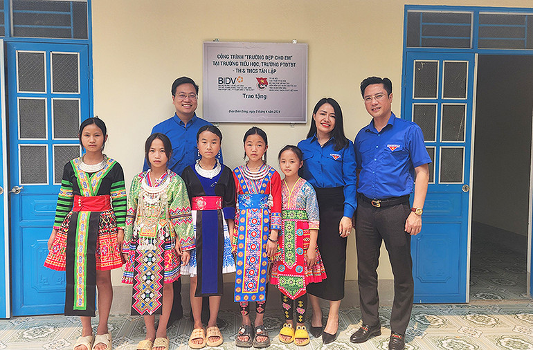 Đại diện các đơn vị trong đoàn công tác cùng học sinh Trường Tiểu học, Trường Phổ thông Dân tộc bán trú-Tiểu học và Trung học cơ sở Tân Lập.