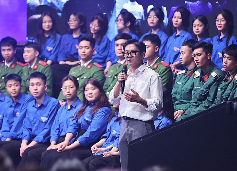 Các đại biểu nêu ý kiến, đặt câu hỏi tại diễn đàn. Các đại biểu nêu ý kiến, đặt câu hỏi tại diễn đàn.