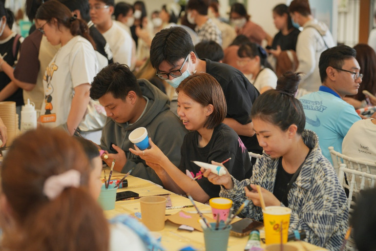 Bạn trẻ tham gia các sự kiện sống xanh tại Ngày hội.