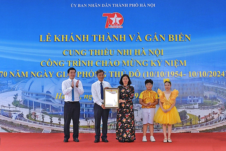 Phó Bí thư Thường trực Thành ủy Hà Nội Nguyễn Thị Tuyến trao chứng nhận công trình chào mừng kỷ niệm 70 năm Ngày Giải phóng Thủ đô tặng đại diện Cung Thiếu nhi Hà Nội.